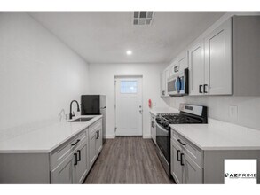 Building Photo - Charming Phoenix 1/1 Apartment with Modern Upgrades &amp; Prime Location!