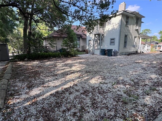 Building Photo - 114 NE Tuscawilla Ave