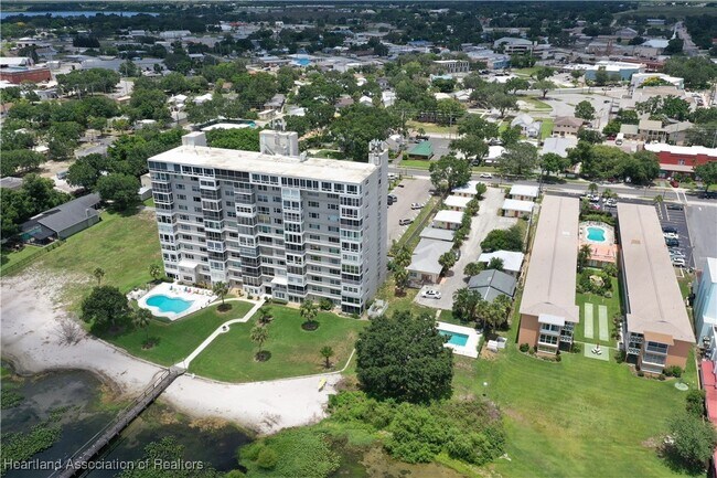 Building Photo - 2121 Lakeview Dr
