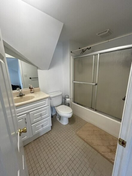 Building Photo - 18 River St