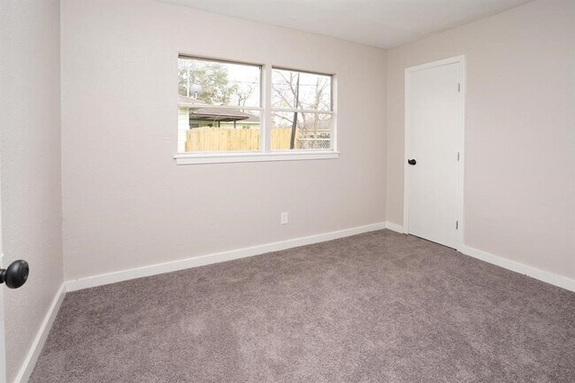 Building Photo - 805 Horncastle St