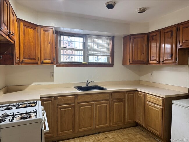 Building Photo - 4557 White Plains Rd