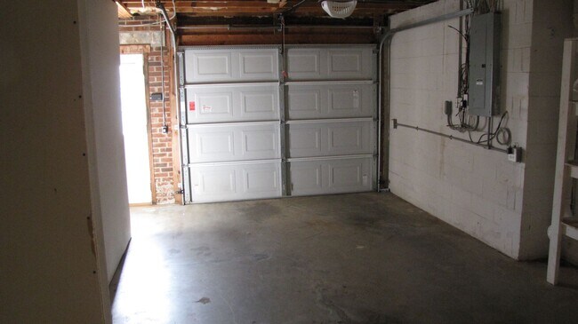 Building Photo - Well-kept 3 bedroom 2 1/2 bath home in the heart of Clemmons