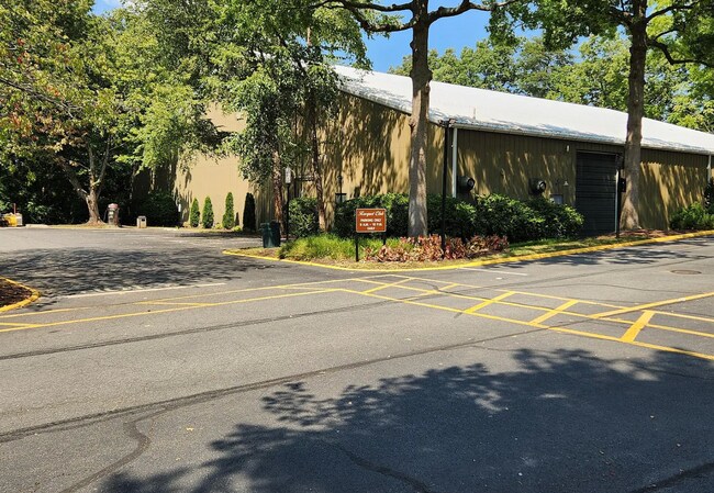 Building Photo - 309 Yoakum Pkwy
