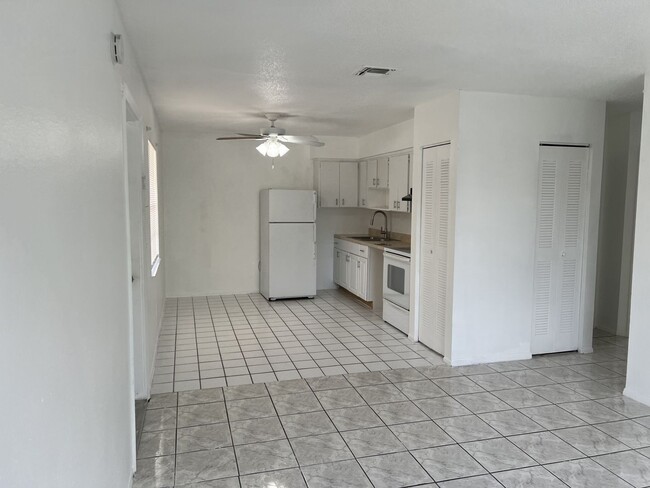 Building Photo - Beautiiful Palm Gardens  2 bedroom, 1 bath...