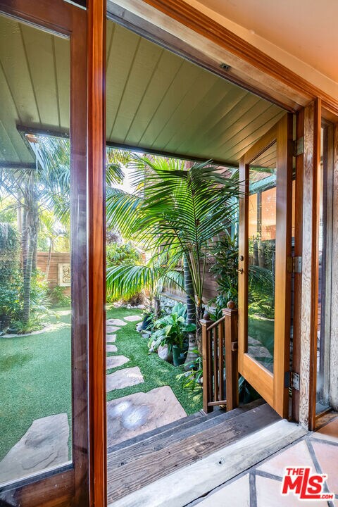 Building Photo - 454 E Rustic Rd