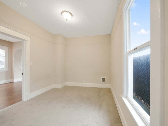 Building Photo - 3 Bed and 1 Bath Beautiful Duplex is Available for Rent!