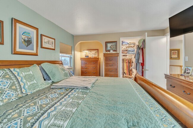 Building Photo - 10240 Potomac St