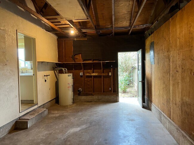 Building Photo - Solid 2 bedroom 1 bath duplex with garage!