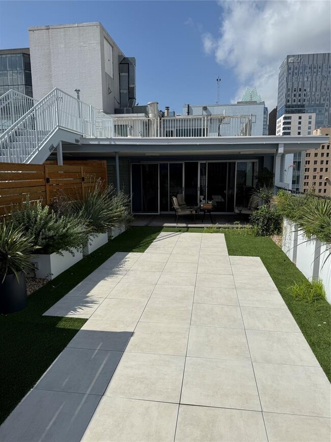 Building Photo - 800 Brazos St