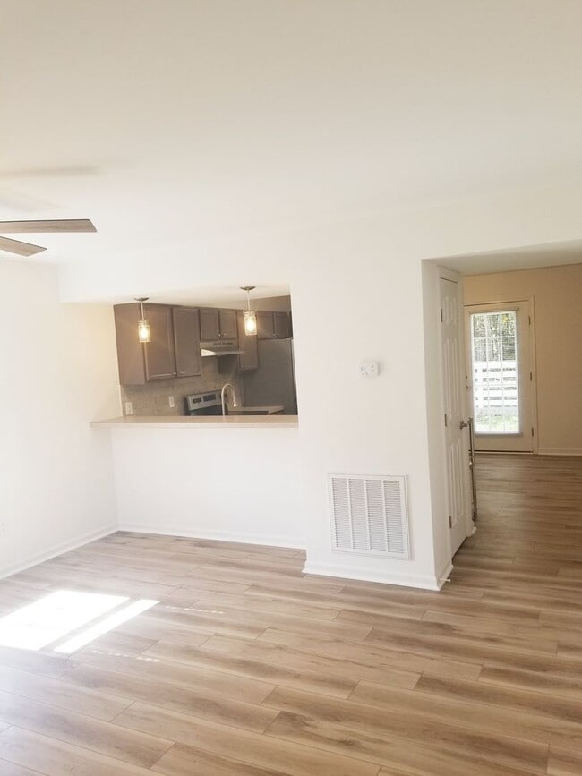 Building Photo - Renovated Two Bedroom Townhouse Close to L...