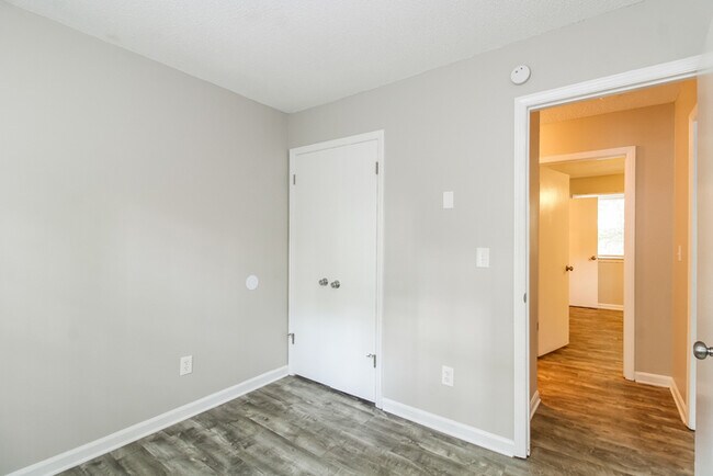 Building Photo - 1305 Yardley Terrace