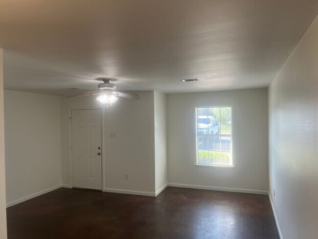 Building Photo - 3 Bed 2 Bath Duplex