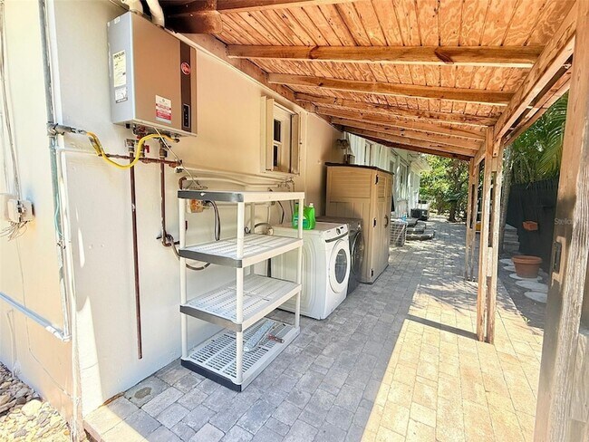 Building Photo - 2300 SW 24th St