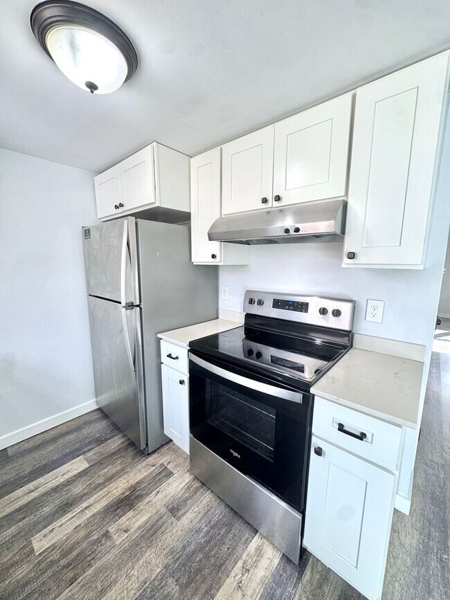 Building Photo - COMPLETELY REMODELED THREE BEDROOM Twin