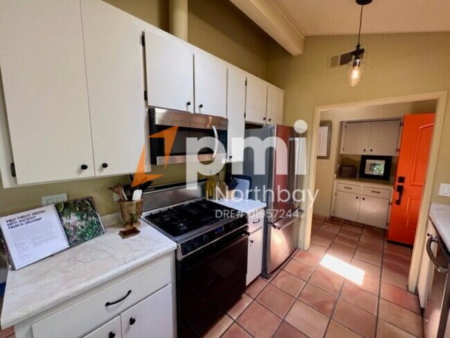 Building Photo - 6950 Yount St