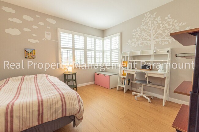 Building Photo - Modern, Eco-Friendly 4BR Home with Views i...