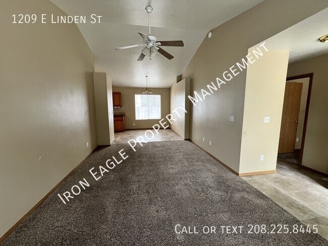 Building Photo - 1209 E Linden St