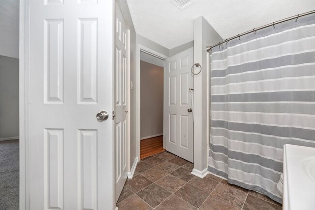 Building Photo - Condo Close to Downtown Frederick