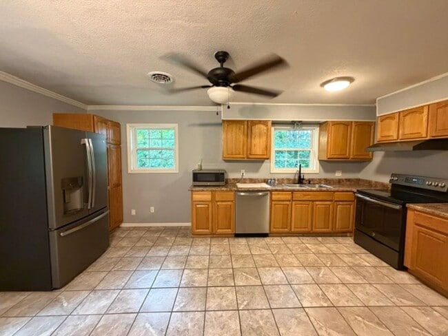 Building Photo - 4040 Lynncrest Dr NE