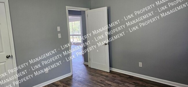 Building Photo - Fresh Painted 3 BR 1.5 BA in Red Bank for ...