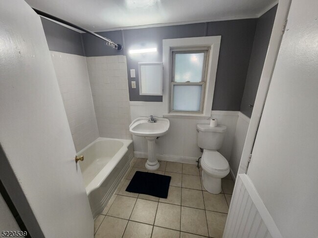 Building Photo - 1039 East Blvd