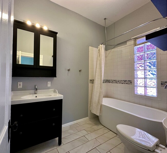 Building Photo - 3 Bedroom 2 Full Bath Renovated Single Fam...
