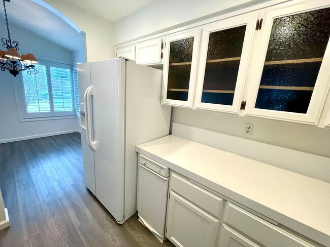 Building Photo - Spacious Remodeled Condo in desireable Com...