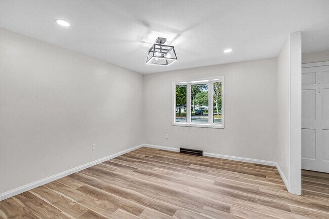 Building Photo - 557 Maple Rd