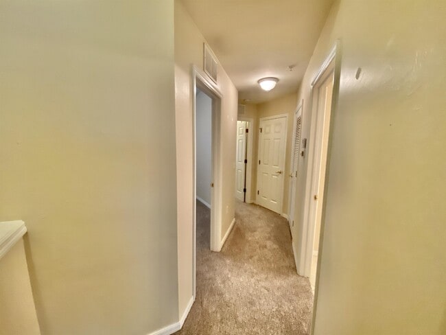 Building Photo - 909 Hampton Cir