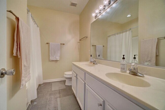Building Photo - 3 Bedroom Townhouse in North Suffolk