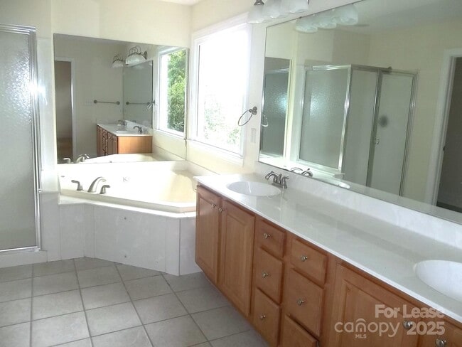 Building Photo - 1830 Hall Ave