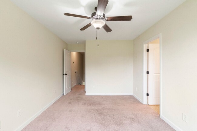 Building Photo - 2 Bedroom, 2.5 Bath End Unit Townhouse loc...