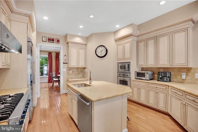 Building Photo - 714 Bracey Ln