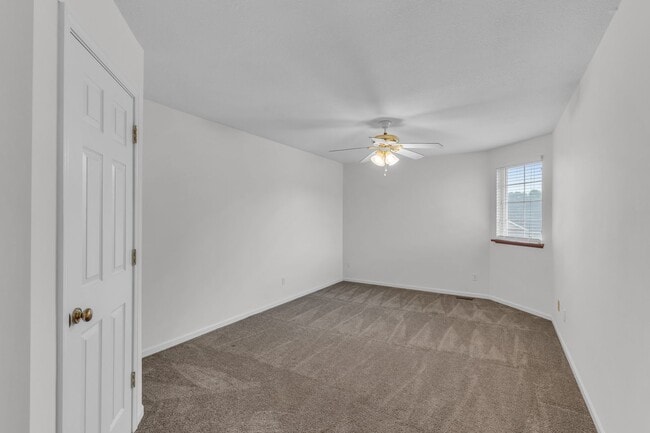 Building Photo - Huge 3 Bedroom, 2 Bath Town Home in SW Col...