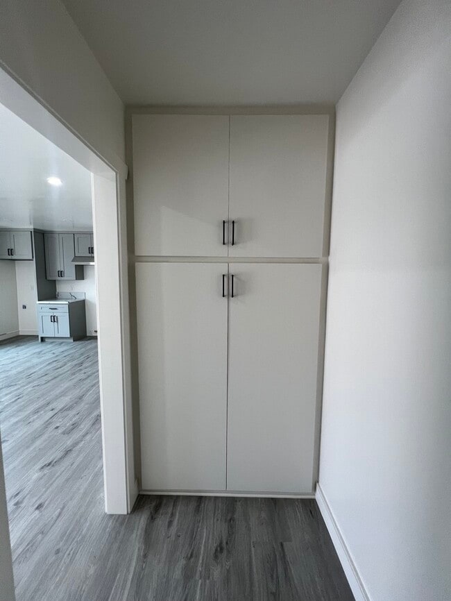 Building Photo - Newly Renovated 1-Bedroom, 1-Bathroom Apar...