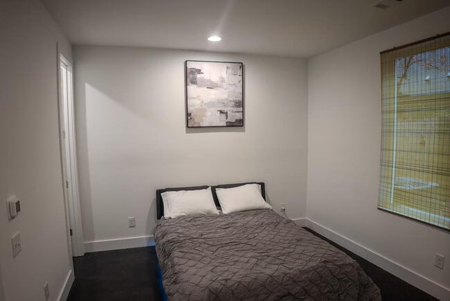 Building Photo - 1680 Memorial Dr SE