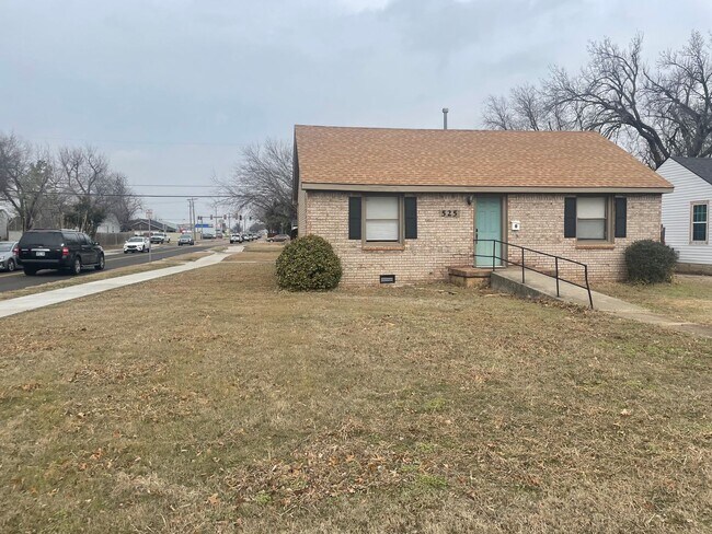 Building Photo - 2 bed 1 bath, laundry connections, large fenced yard, corner lot!
