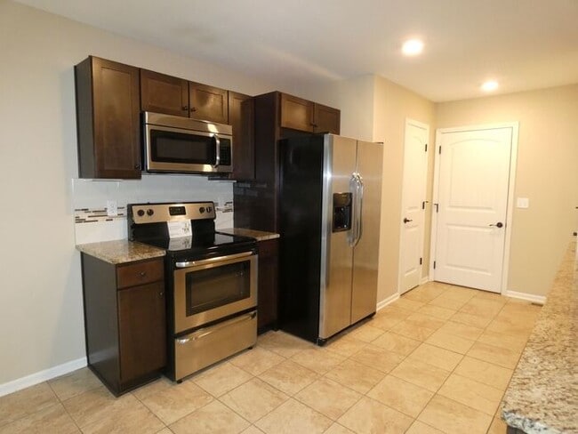 Building Photo - Beautiful Town Home!