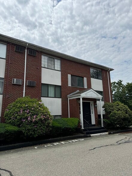 Primary Photo - 30 Colonial Dr