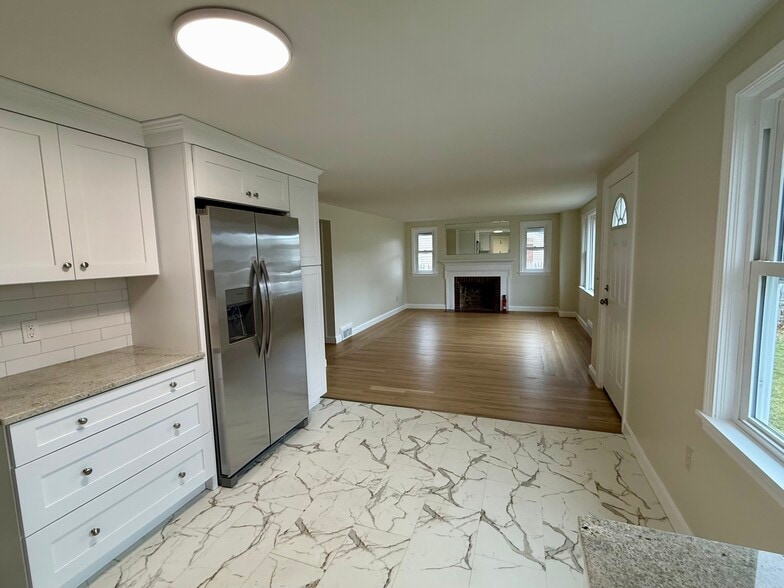 Building Photo - 160 Plantation Dr