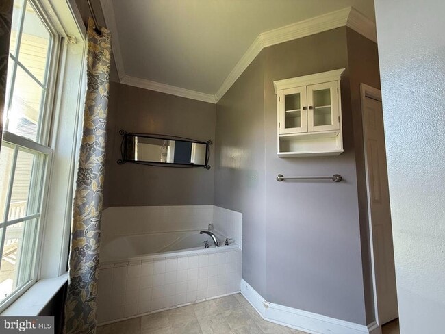 Building Photo - 220 Barnes Blvd