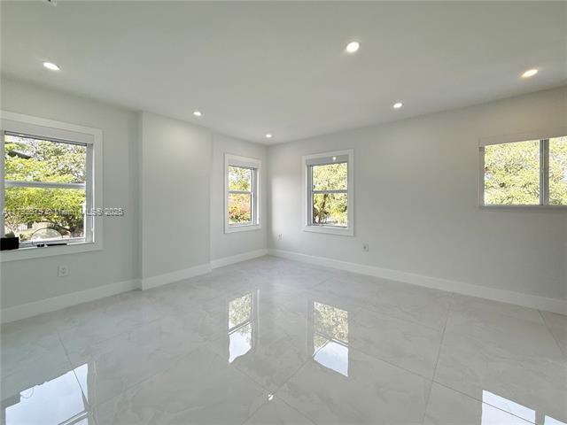 Building Photo - 927 SW 18th Ave