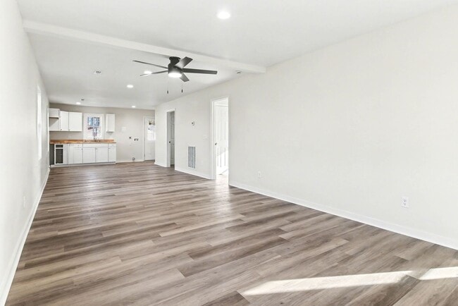 Building Photo - Completely remodeled 3 br 1 bath located in Evergreen NC east commute to Lumberton, Whiteville, E...