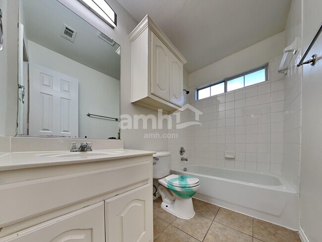Building Photo - 222 Paradise Way