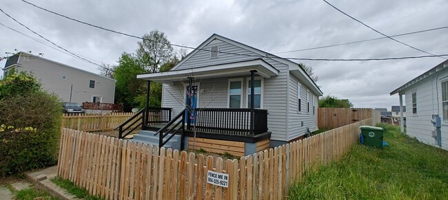 Building Photo - --APPLICATION PE 2 BR/ 1 BA Newly Renovate...