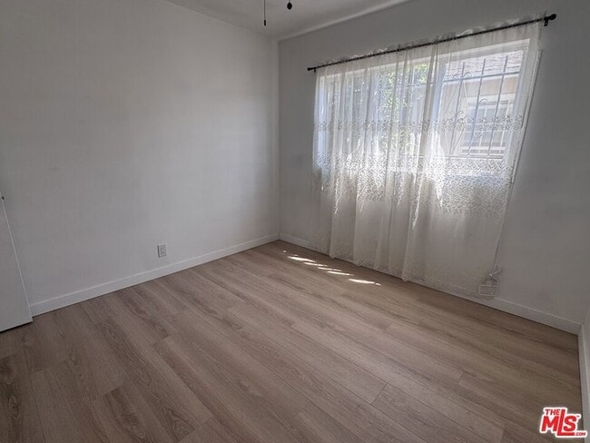 Building Photo - 1542 W 60th St