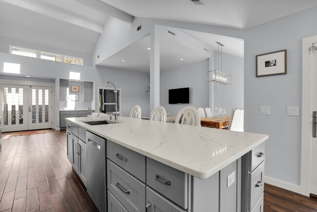 Building Photo - "Coastal Comfort Awaits: Spacious 3-Bed, 3-Bath Furnished Retreat in Moss Creek on the Marsh!"