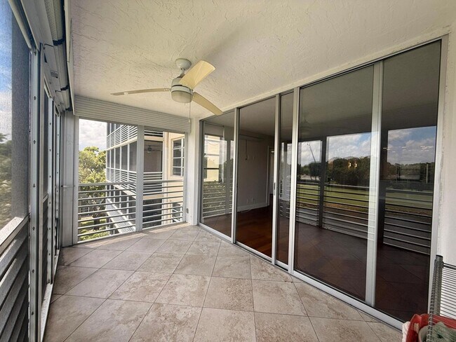 Building Photo - 4030 W Palm Aire Dr