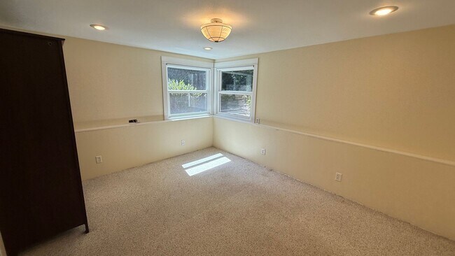Building Photo - 3010 SW Underwood Dr